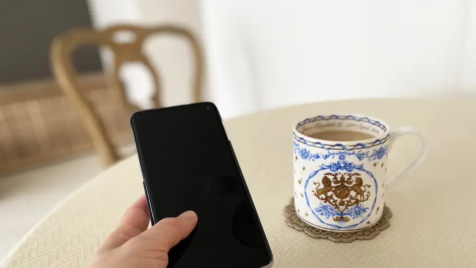 スマホとマグカップ