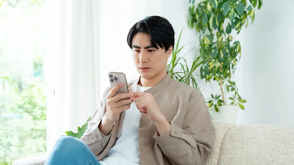 スマホを見る男性