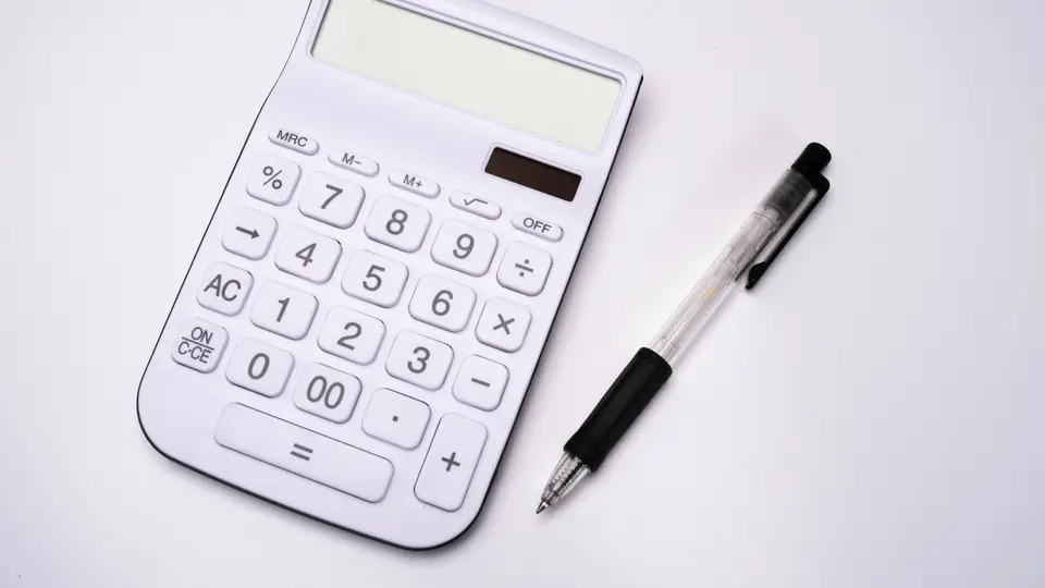 お金の計算を表現する白い電卓
