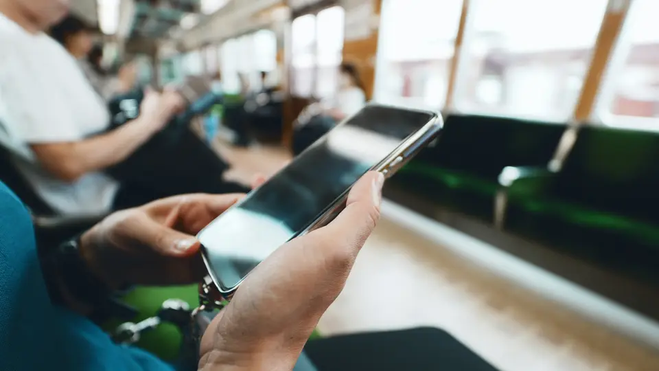 電車内でスマホを見る女性の手元