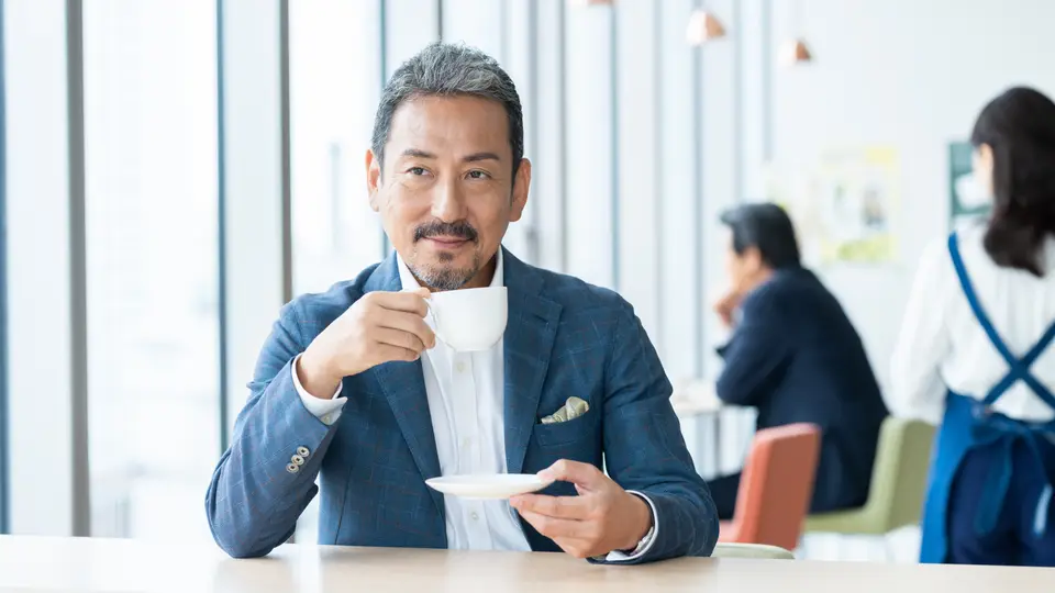 カフェでくつろぐミドルの男性