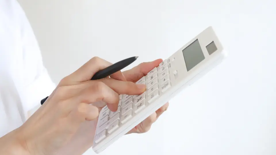 計算機を使う手元 家計、投資