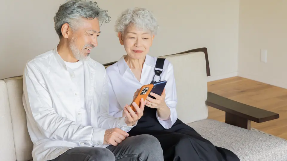 スマホで調べるシニアカップル