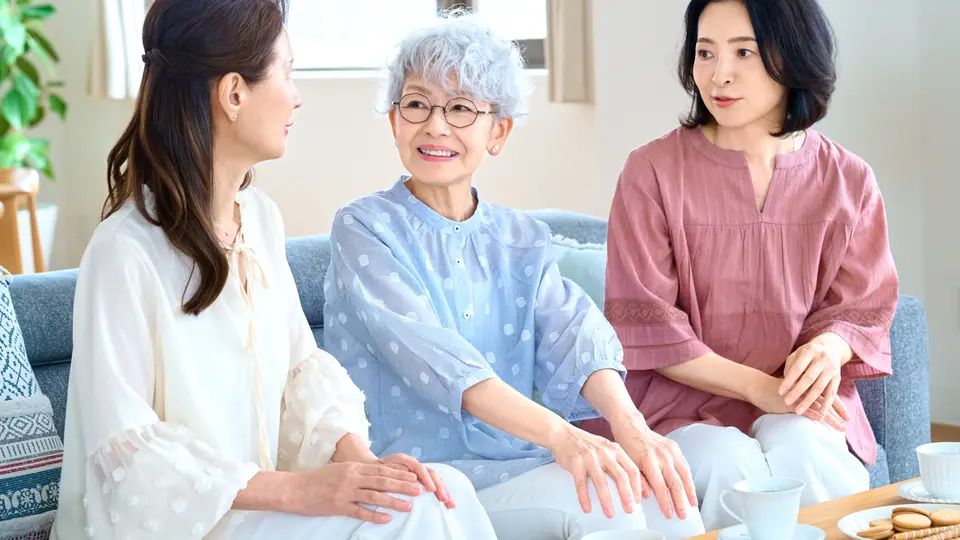 リビングで話す親子 中高年の女性たち
