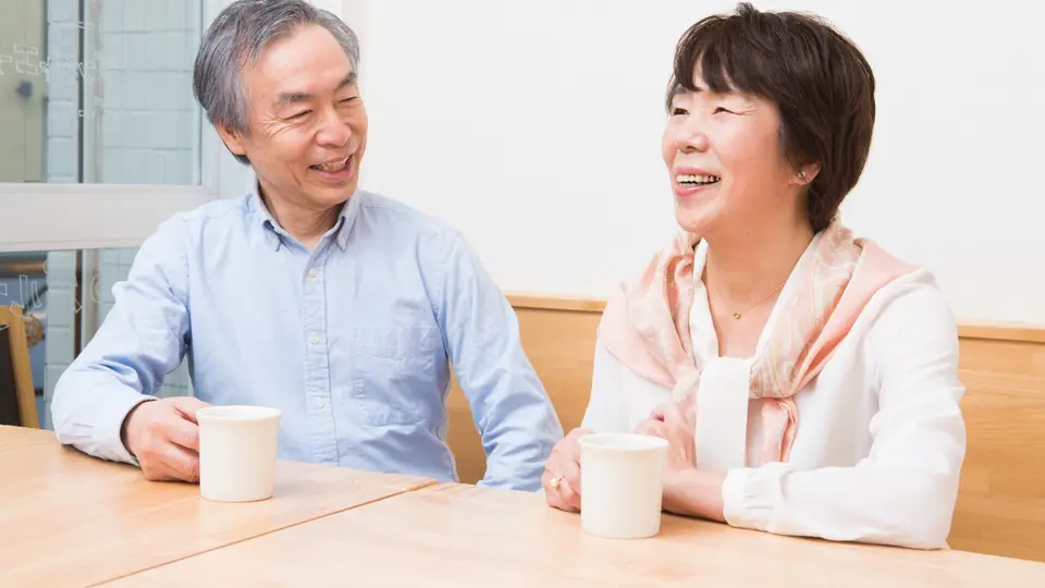 笑顔でお茶をする老夫婦