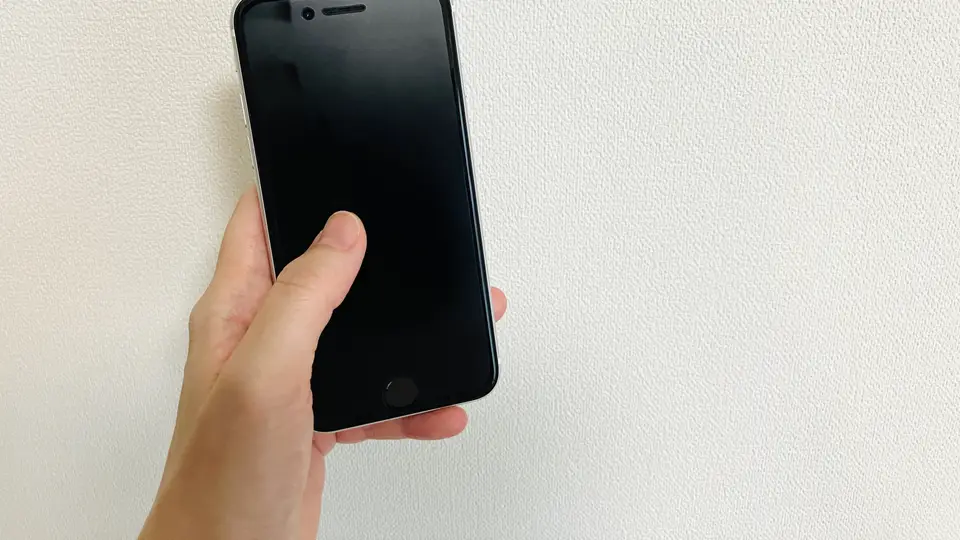 スマホを持つ手元(コピースペースあり)