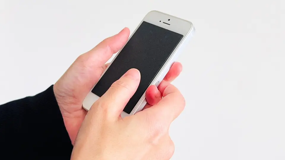 スマホを両手で操作する手元(シンプル)