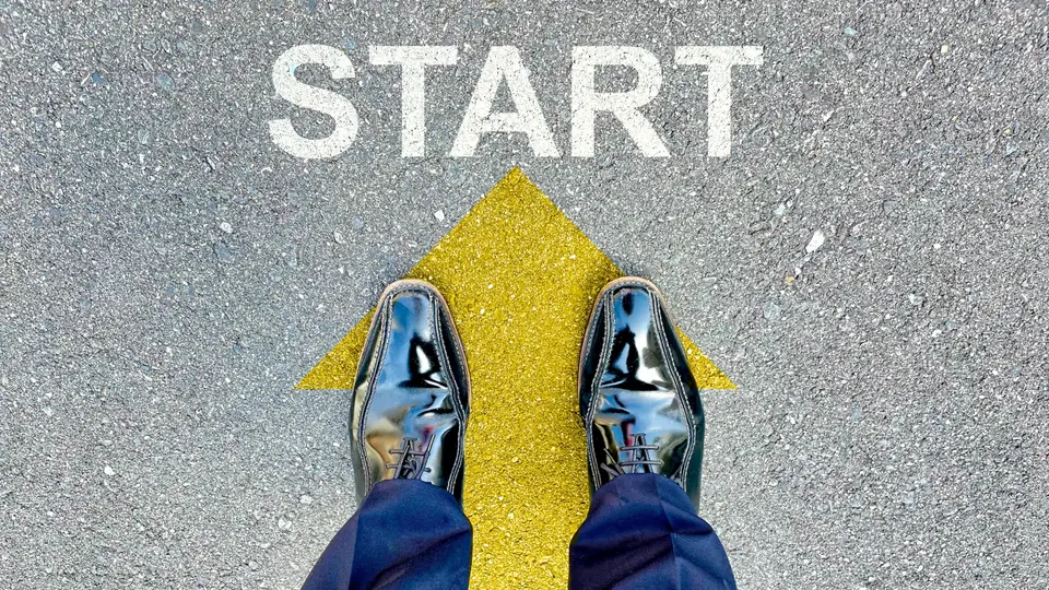 新しい一歩を踏み出す男性の足元