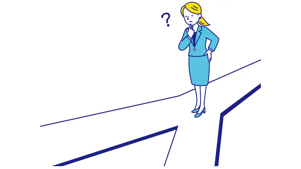 分かれ道で考えるスーツ姿の女性