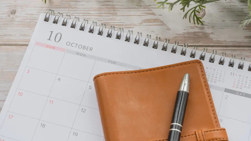 10月のカレンダーと革の手帳