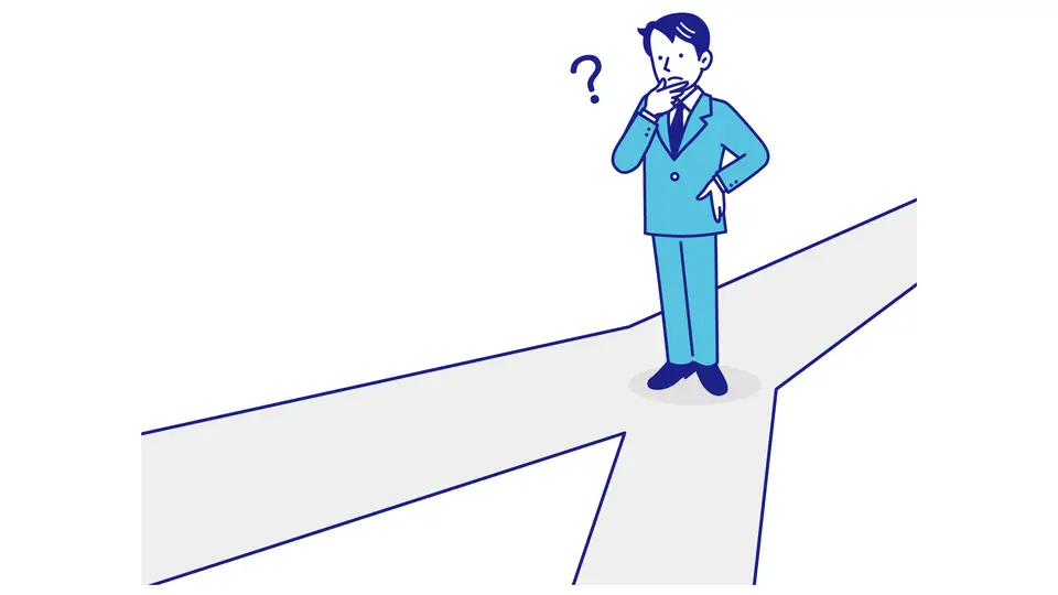 分かれ道で考えるスーツ姿の男性