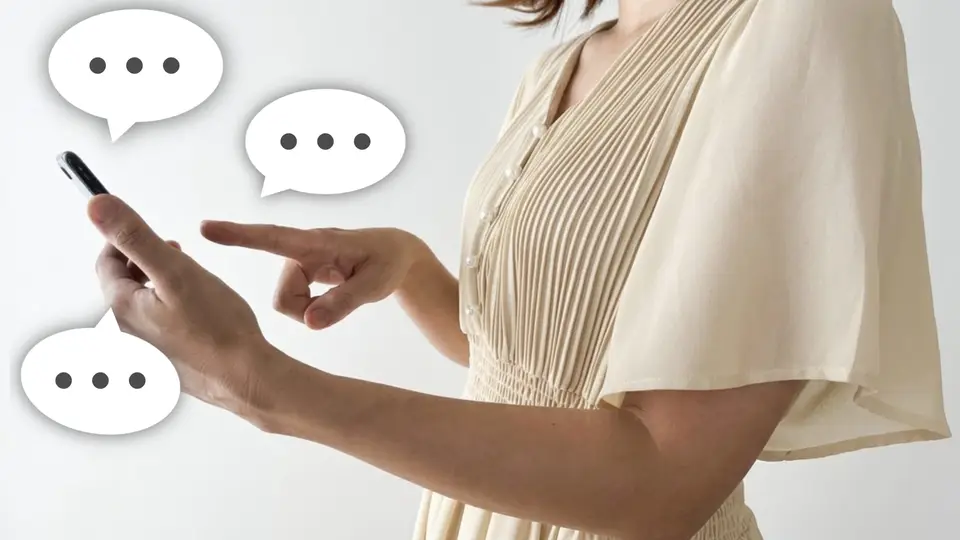 スマホを操作する女性の手元と吹き出し