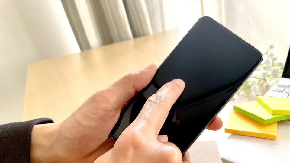 スマホを操作する手
