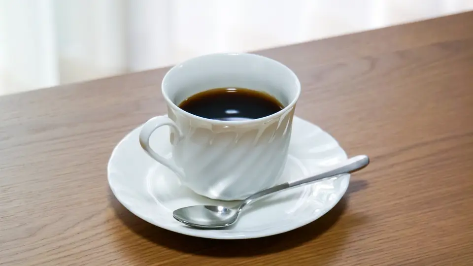 白いカップに注がれたブラックコーヒー