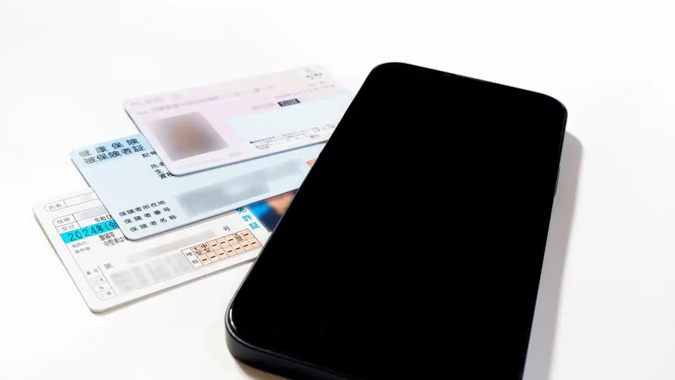 スマホとマイナカード、健康保険証、免許証