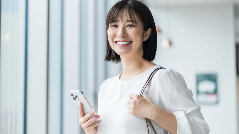 スマートフォンを使う女性