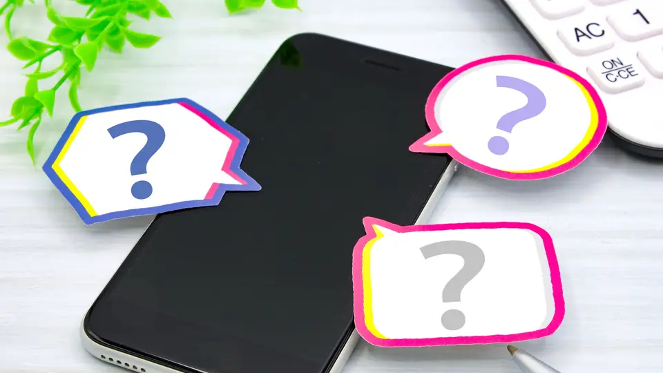 スマホに集まる疑問を表す質問イメージ