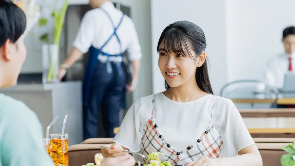カフェでランチをする若いカップル