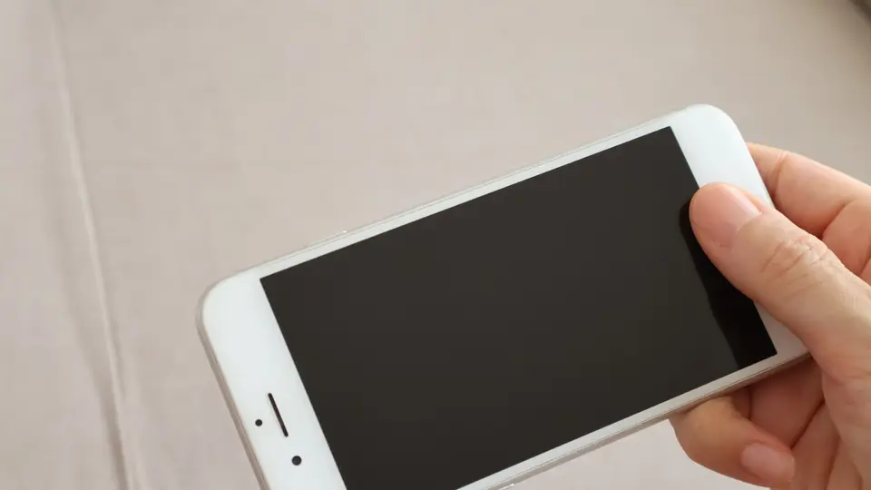スマホを持つ女性の手元のアップ