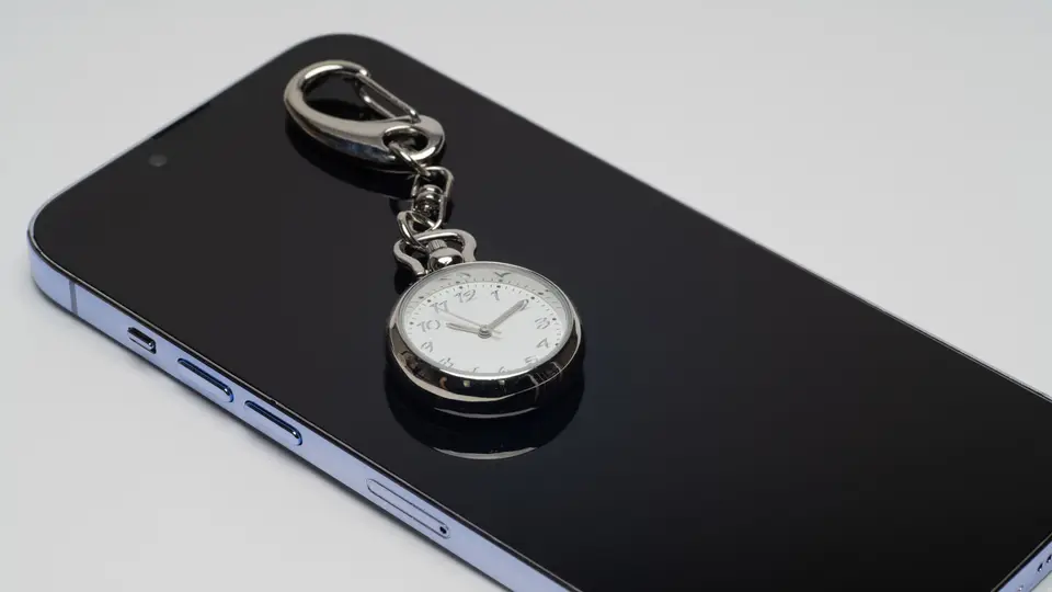スマートフォンと懐中時計が示す時間管理