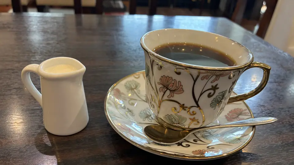 鮮やかなコーヒーカップとミルクピッチャー