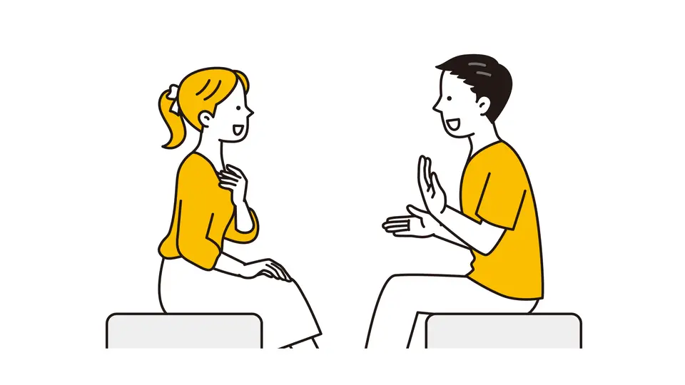 座って会話する男女