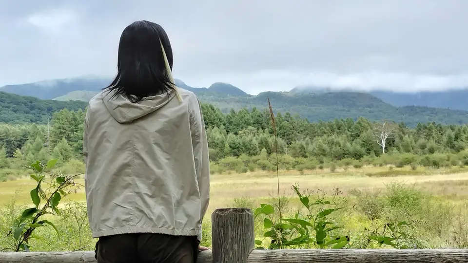 戦場ヶ原の絶景を眺める女性の後ろ姿