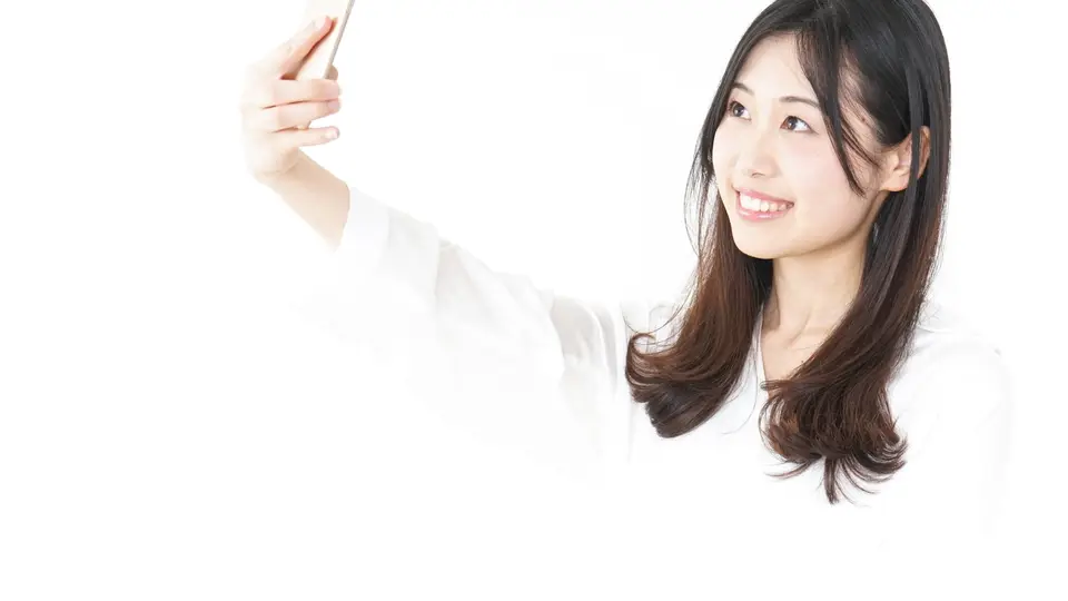 自撮りをする若い女性