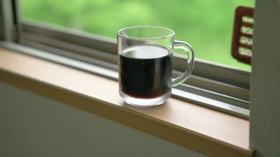 窓辺に置くブラックコーヒー③