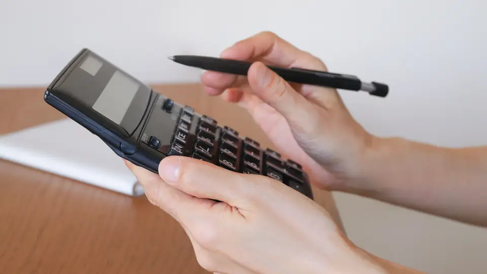 電卓で計算する手元 家計管理