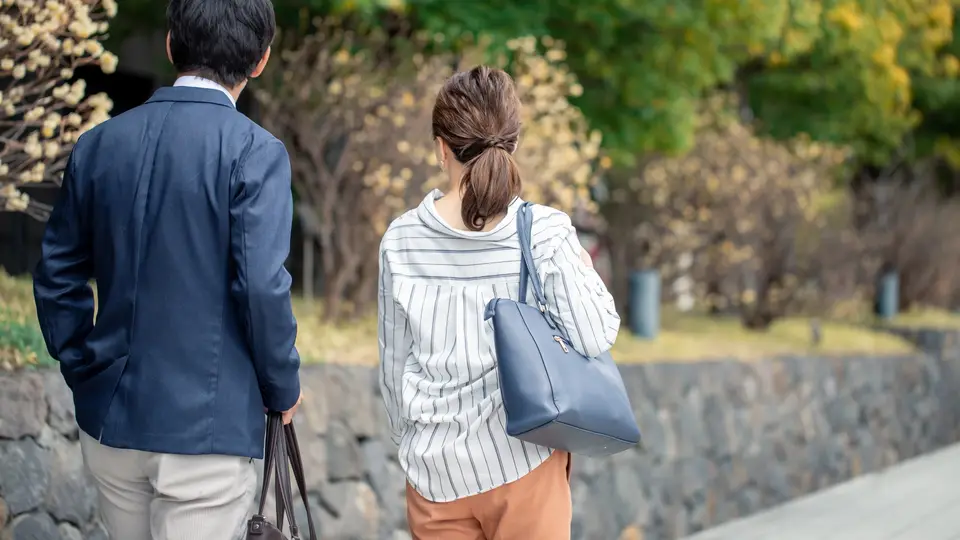 歩く男女