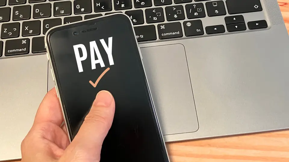 スマホから電子決済(ノートパソコン背景)